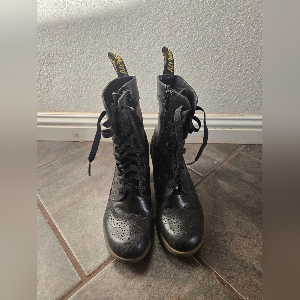 Dr. Martens Regina Brogue Black Lace Up Perforated Heeled Ankle Boots Size 5.5